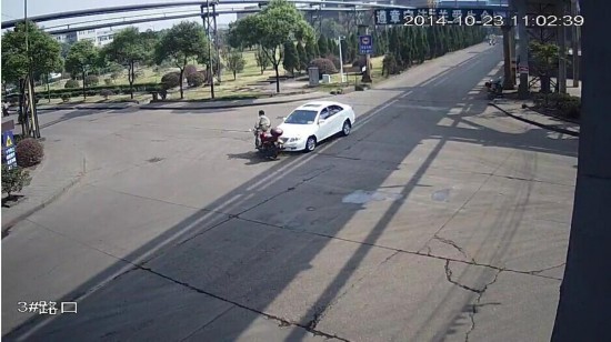 摩托車與汽車碰刮后漏油