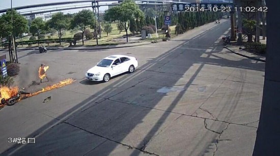 摩托車與汽車碰刮后漏油