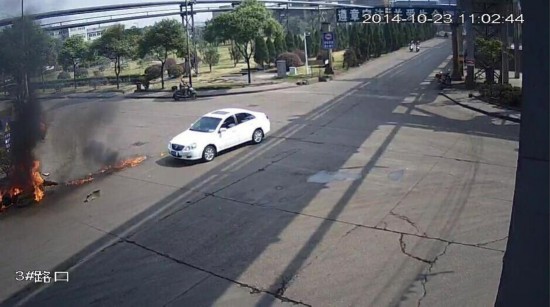 摩托車與汽車碰刮后漏油