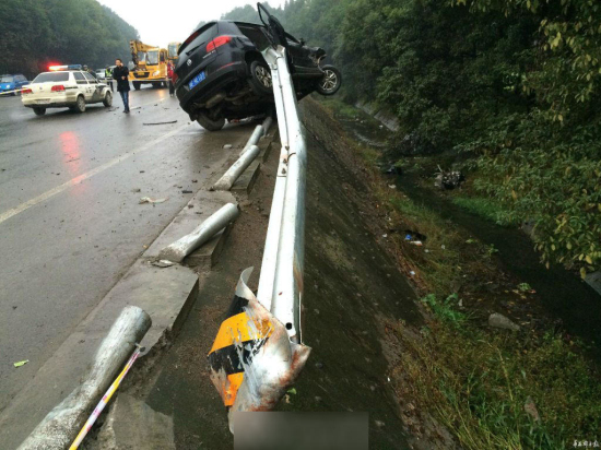 四川越野車撞人逃逸后又撞死1家4口