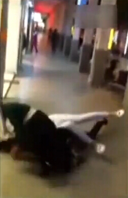 女子遭扒衣毆打不斷求助