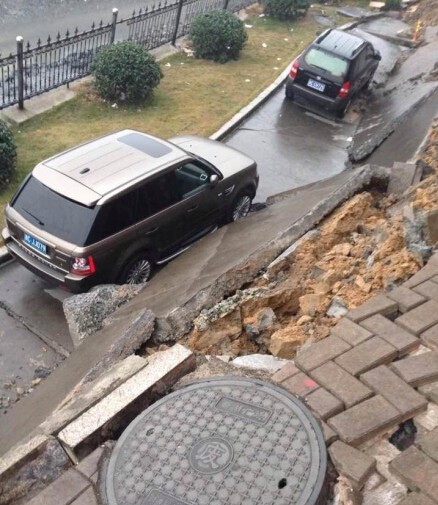 平陽大轉盤新湖小區地面下陷