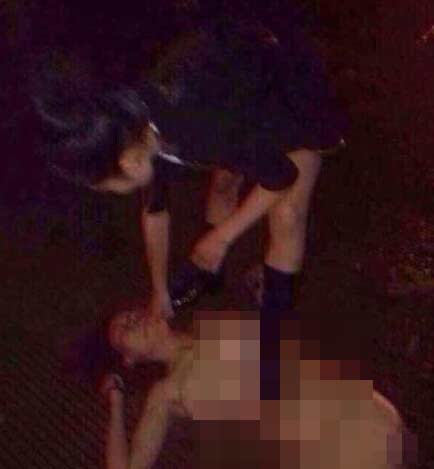 原配被小三扒光扔街頭踩胸