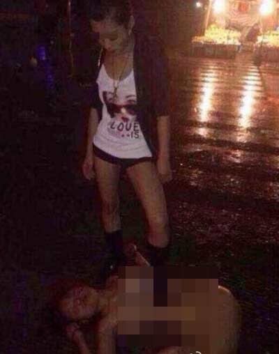 原配被小三扒光扔街頭踩胸