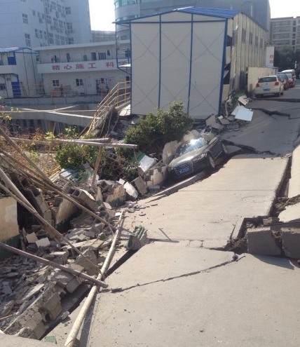 樂(lè)清市樂(lè)成街道雙雁路路基坍塌事故現(xiàn)場(chǎng)圖片