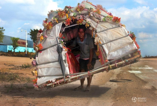 蝸牛哥扛屋回家