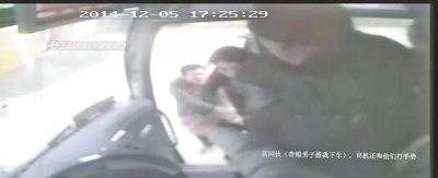 女孩大巴上遭猥褻毆打無人施救