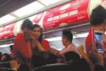 中國乘客大鬧航班 男乘客揚(yáng)言炸飛機(jī)女乘客熱水潑空