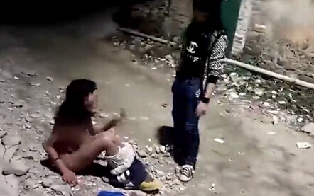 初中女生被扒光毒打踢下體