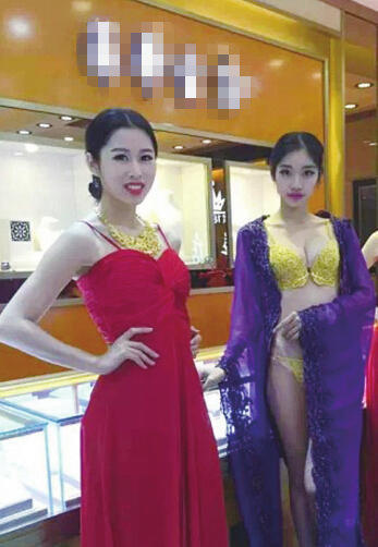 溫州嫩模穿黃金內(nèi)衣站金店