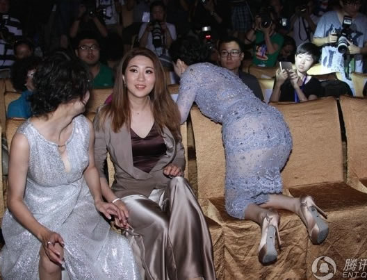 范冰冰透視裙跪椅