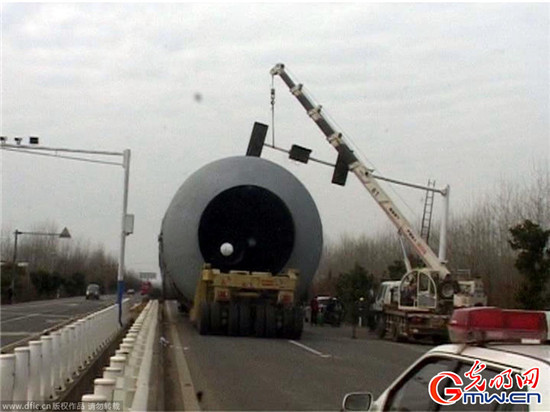 巨物運輸引來眾多群眾圍觀