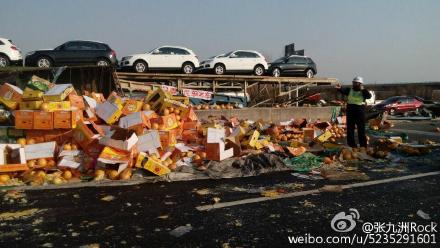 貨車車禍后車上水果灑落一地