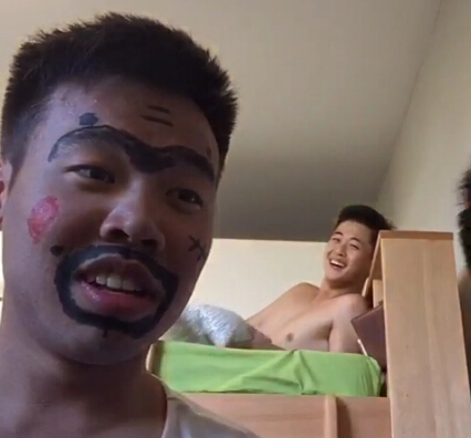 上鋪小哥搶鏡走紅