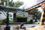 客車被限高架切頭現(xiàn)場 2死9傷
