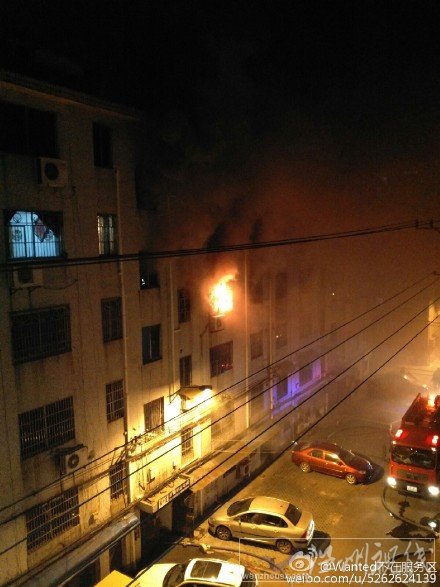 起火房屋內(nèi)不斷冒出濃煙