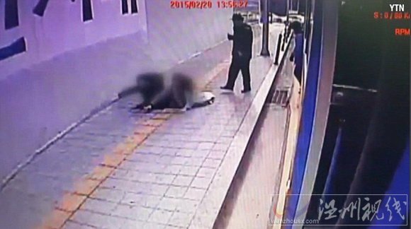 首爾街頭的路面坍塌現場圖片