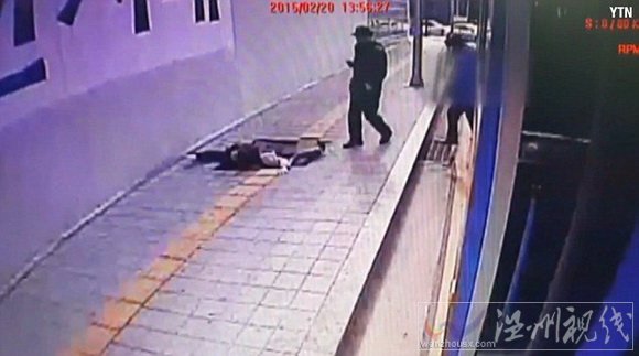 行人落進洞里后 附近的群眾迅速趕來