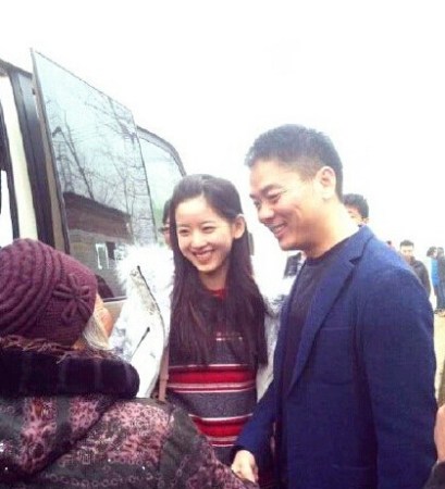 劉強(qiáng)東發(fā)錢,劉強(qiáng)東帶老婆奶茶妹妹回老家發(fā)錢。