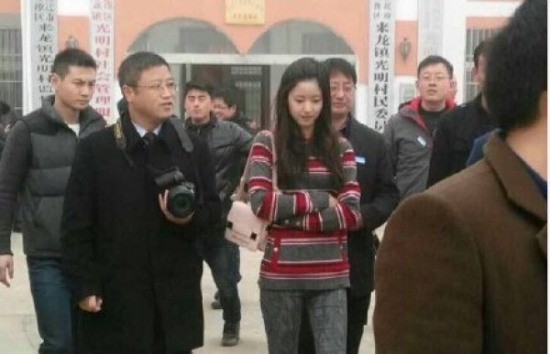 劉強(qiáng)東發(fā)錢,劉強(qiáng)東帶老婆奶茶妹妹回老家發(fā)錢。