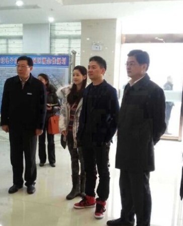 劉強(qiáng)東發(fā)錢,劉強(qiáng)東帶老婆奶茶妹妹回老家發(fā)錢。