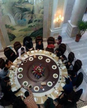 劉強(qiáng)東發(fā)錢,劉強(qiáng)東帶老婆奶茶妹妹回老家發(fā)錢。