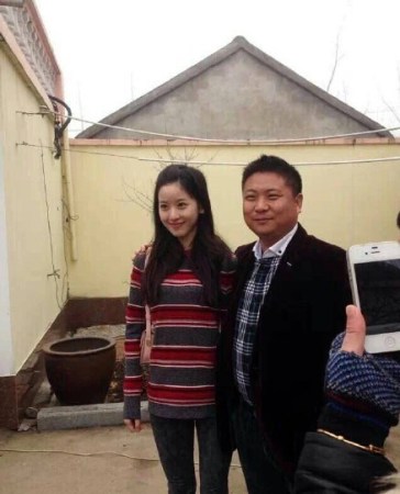 劉強(qiáng)東發(fā)錢,劉強(qiáng)東帶老婆奶茶妹妹回老家發(fā)錢。