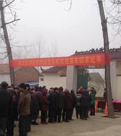 劉強(qiáng)東發(fā)錢,劉強(qiáng)東帶老婆奶茶妹妹回老家發(fā)錢。