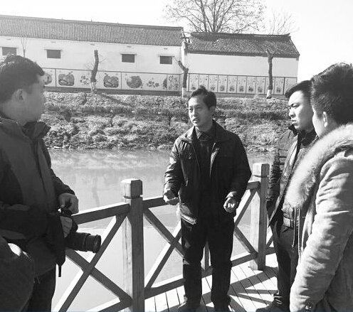 村民在討論大學生救兒童溺亡經過