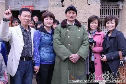 大衣哥發ps全家福的原圖照片