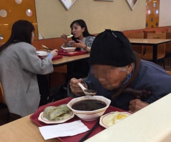 南京姑娘為行乞老太買飯