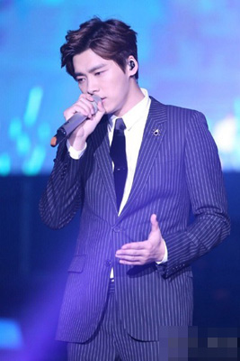 曝李易峰當(dāng)快遞員