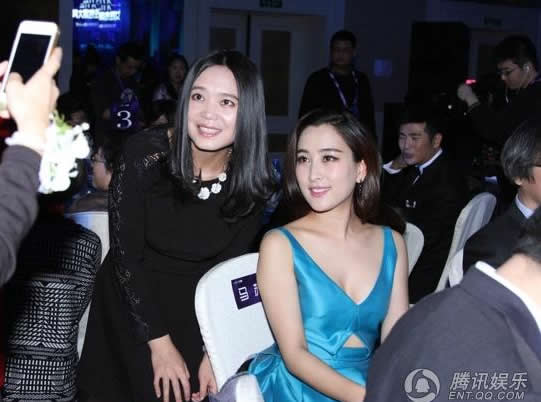 馬蘇藍色低胸裝