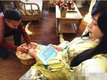 跪著伺候老婆洗腳圖