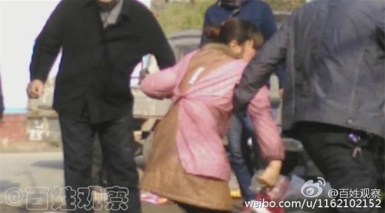 姐妹遭城管飛踹鎖喉