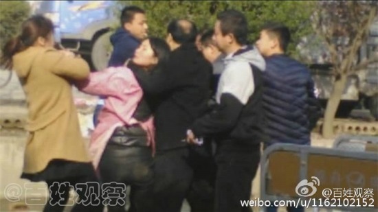 姐妹遭城管飛踹鎖喉