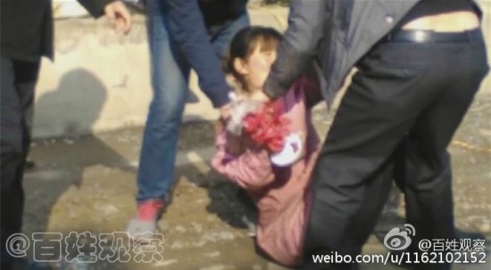 姐妹遭城管飛踹鎖喉