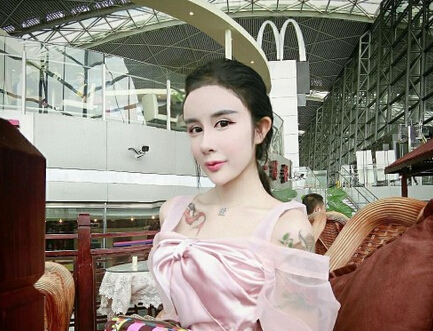 15歲少女為情整容成蛇精