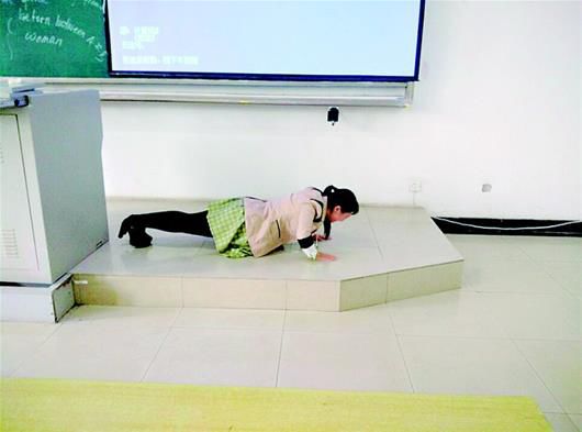 女教師遲到自罰俯臥撐
