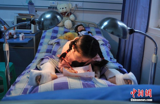 雙胞胎女孩腳筋被砍