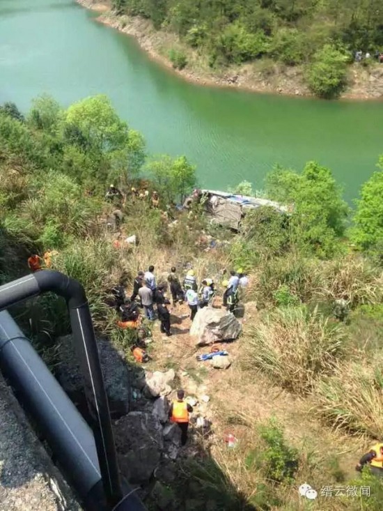 臺金高速一客車墜崖