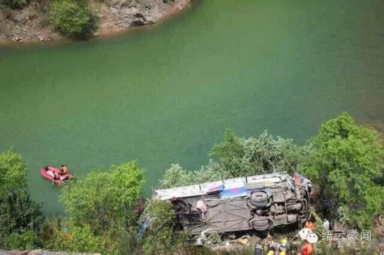 臺金高速一客車墜崖