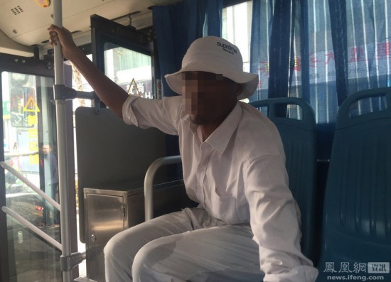 老外公交車上撒尿