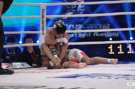 楊建平騎揍日本拳王