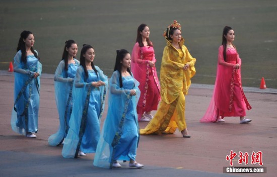 運(yùn)動(dòng)會(huì)開(kāi)幕式玩穿越