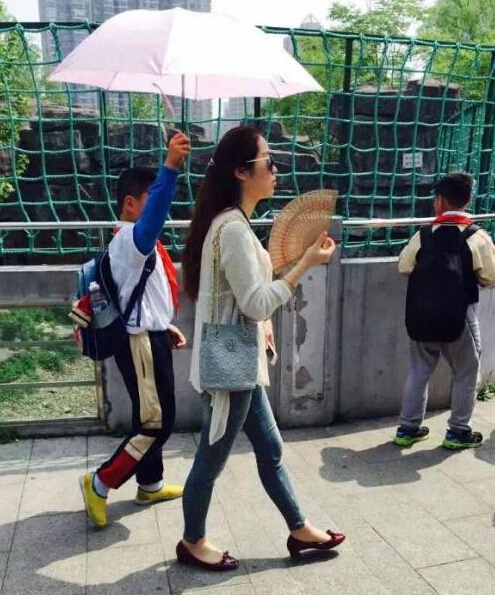 最霸氣女教師出游讓學生打傘