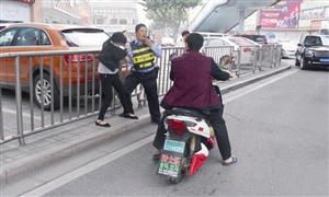 溫州街頭大媽自解衣扣稱交警非禮