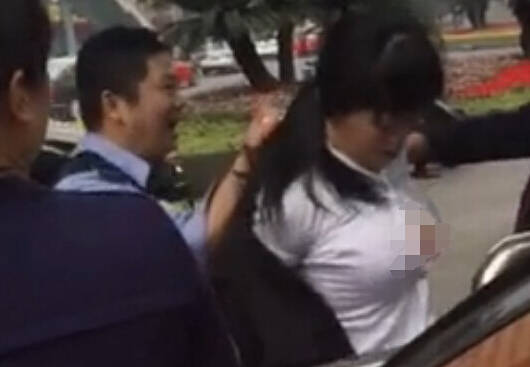 溫州街頭大媽自解衣扣稱交警非禮