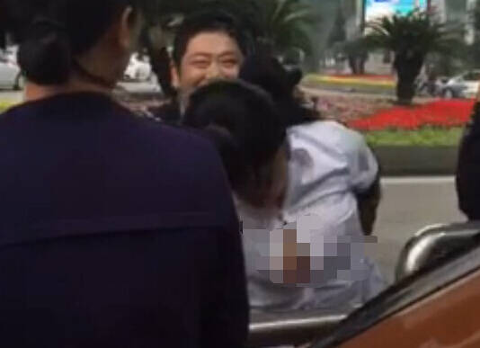 溫州街頭大媽自解衣扣稱交警非禮