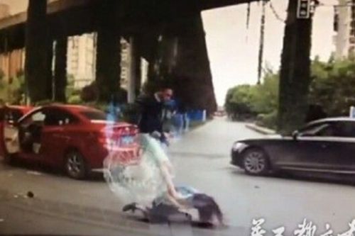 女司機變道被打